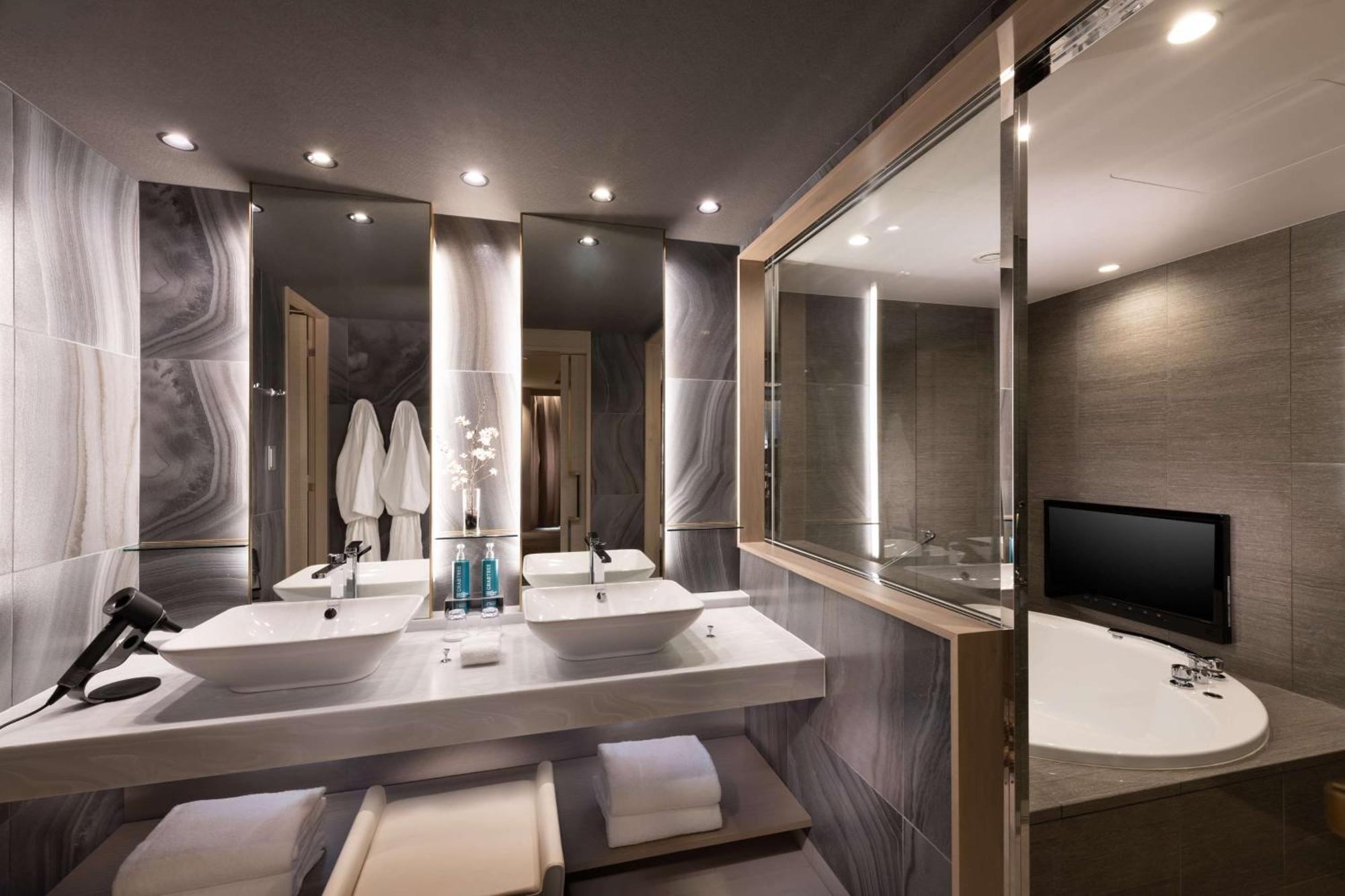 Готель Doubletree By Hilton Kyoto Station Екстер'єр фото